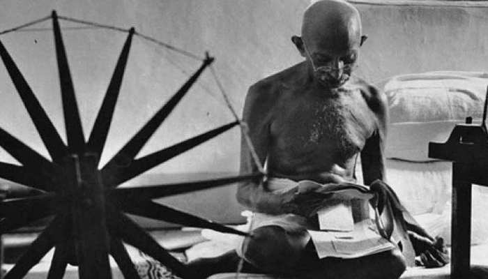 जब महात्मा गांधी ने बाढ़ में डूबे केरल के लिए जुटाए थे 6000 रु, महिलाओं ने दे दिए थे जेवर जब महात्मा गांधी ने बाढ़ में डूबे केरल के लिए जुटाए थे 6000 रु, महिलाओं ने दे दिए थे जेवर