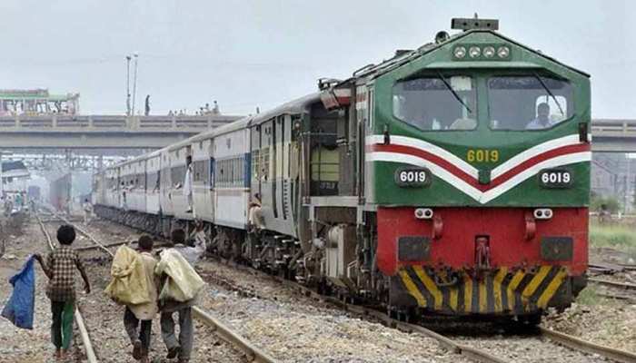 पाकिस्तान: नए रेलमंत्री पसंद नहीं आए तो अफसर ने मांगी 730 दिनों की छुट्टी पाकिस्तान: नए रेलमंत्री पसंद नहीं आए तो अफसर ने मांगी 730 दिनों की छुट्टी