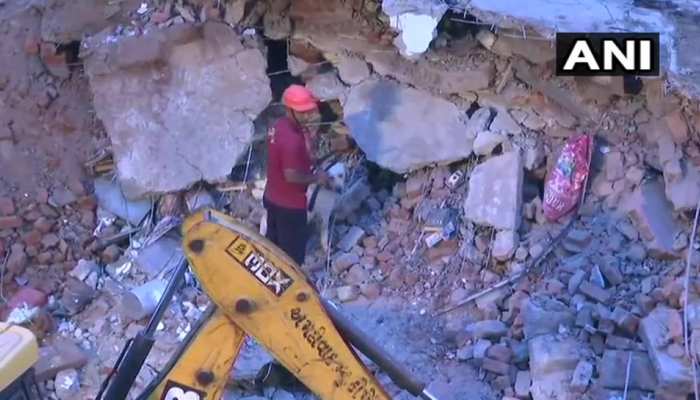 अहमदाबाद : इमारत के मलबे से एक शव बरामद, 4 लोगों को निकाला गया अहमदाबाद : इमारत के मलबे से एक शव बरामद, 4 लोगों को निकाला गया