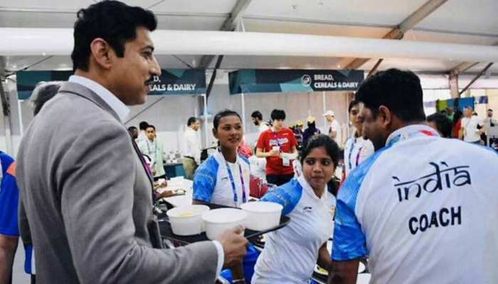 एशियन गेम्स में खेल मंत्री राज्यवर्धन सिंह राठौड़ की इस तस्वीर ने जीता लोगों का दिल एशियन गेम्स में खेल मंत्री राज्यवर्धन सिंह राठौड़ की इस तस्वीर ने जीता लोगों का दिल