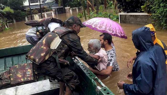 बाढ़ में केरलवासियों का सहारा बनीं नौसेना, बचाई 17000 जानें बाढ़ में केरलवासियों का सहारा बनीं नौसेना, बचाई 17000 जानें