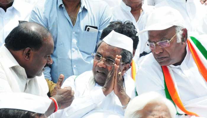 कर्नाटक: कांग्रेस के मंत्री का दावा, 'सिद्धरमैया फिर से बन सकते हैं मुख्यमंत्री' कर्नाटक: कांग्रेस के मंत्री का दावा, 'सिद्धरमैया फिर से बन सकते हैं मुख्यमंत्री'