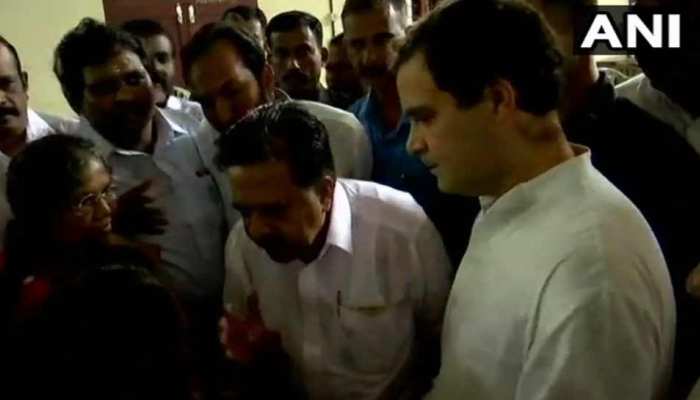 केरल : बाढ़ग्रस्त इलाकों का दौरा करने पहुंचे राहुल गांधी, लोगों से की मुलाकात केरल : बाढ़ग्रस्त इलाकों का दौरा करने पहुंचे राहुल गांधी, लोगों से की मुलाकात