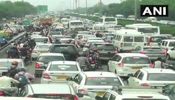 भारी बारिश के बाद गुरुग्राम में लग गया भीषण जाम, सड़कों पर भरा पानी भारी बारिश के बाद गुरुग्राम में लग गया भीषण जाम, सड़कों पर भरा पानी