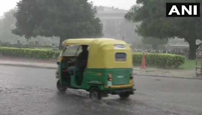 दिल्ली में भारी बारिश, सड़कों पर भरा पानी, लगा भारी जाम दिल्ली में भारी बारिश, सड़कों पर भरा पानी, लगा भारी जाम