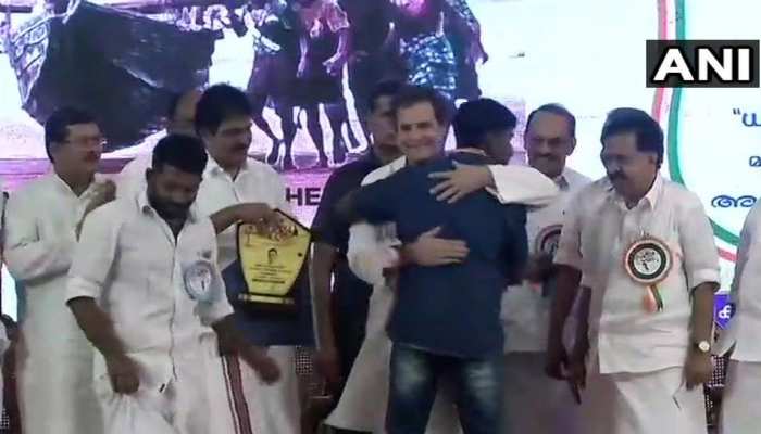 Congress President Rahul Gandhi felicitates fishermen in Alappuzha Kerala Floods Congress President Rahul Gandhi felicitates fishermen in Alappuzha Kerala Floods