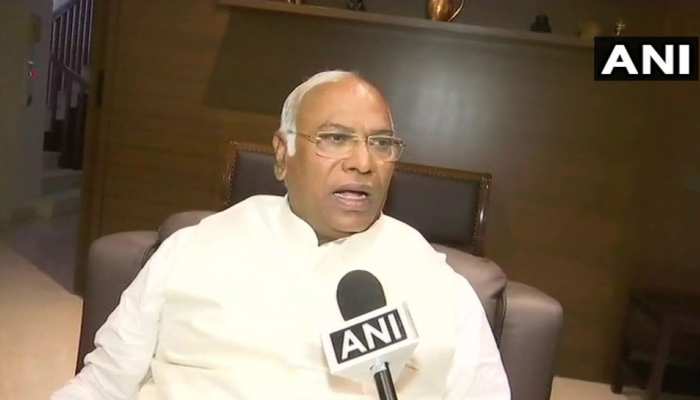 शरद पवार के बयान पर खड़गे बोले, 'राहुल गांधी को पीएम बनाने के लिए कांग्रेस पूरा जोर लगाएगी' शरद पवार के बयान पर खड़गे बोले, 'राहुल गांधी को पीएम बनाने के लिए कांग्रेस पूरा जोर लगाएगी'