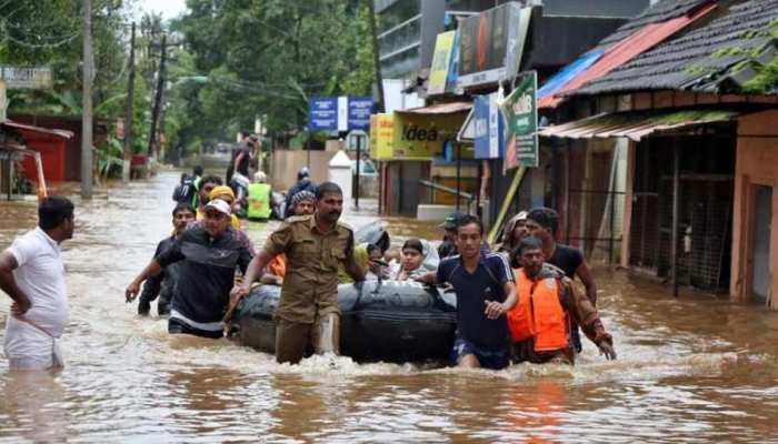 केरल की बाढ़ में पति की हुई थी मौत, दो दिन तक सीढ़ियों से बांधे रखा था शव केरल की बाढ़ में पति की हुई थी मौत, दो दिन तक सीढ़ियों से बांधे रखा था शव