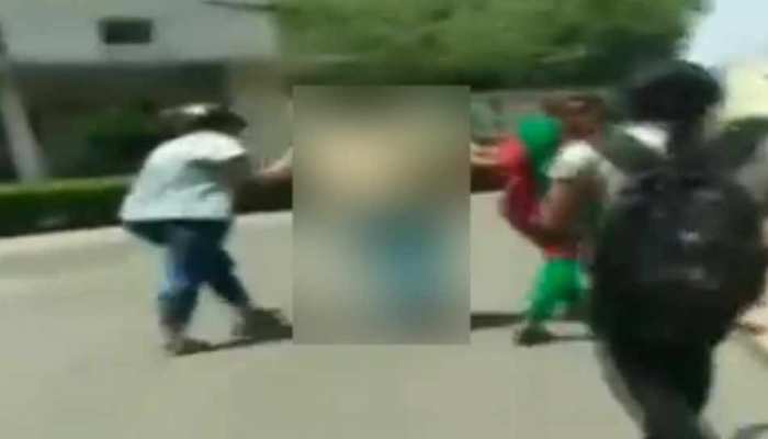 महिला के साथ भागने वाले शख्स को पंचायत का फरमान, निर्वस्त्र करके पीटा महिला के साथ भागने वाले शख्स को पंचायत का फरमान, निर्वस्त्र करके पीटा