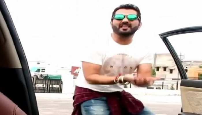 'बिग बॉस' फेम मनु पंजाबी का chichiChallenge, इस बॉलीवुड एक्टर के स्टाइल में किया डांस 'बिग बॉस' फेम मनु पंजाबी का chichiChallenge, इस बॉलीवुड एक्टर के स्टाइल में किया डांस