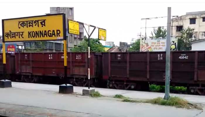 चलती ट्रेन में लड़की से हुआ एकतरफा प्यार तो ढूंढने के लिए लगा दिये 4 हजार पोस्टर चलती ट्रेन में लड़की से हुआ एकतरफा प्यार तो ढूंढने के लिए लगा दिये 4 हजार पोस्टर