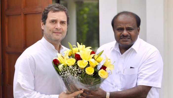 राहुल से मिलकर कुमारस्वामी बोले, 'सिद्धारमैया अगर सीएम बनने की इच्छा जताते हैं तो गलत क्या है' राहुल से मिलकर कुमारस्वामी बोले, 'सिद्धारमैया अगर सीएम बनने की इच्छा जताते हैं तो गलत क्या है'