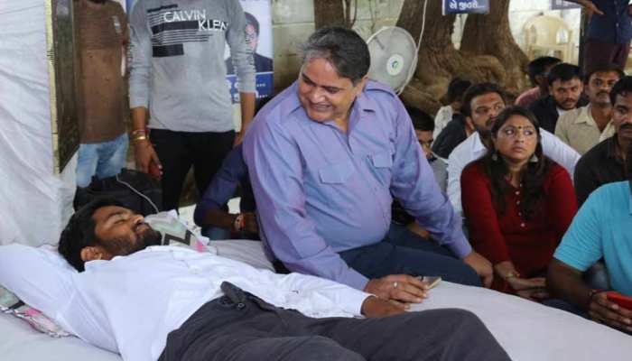 AAP के बागी विधायक कर्नल देवेंद्र सहरावत ने हार्दिक पटेल से की मुलाकात AAP के बागी विधायक कर्नल देवेंद्र सहरावत ने हार्दिक पटेल से की मुलाकात