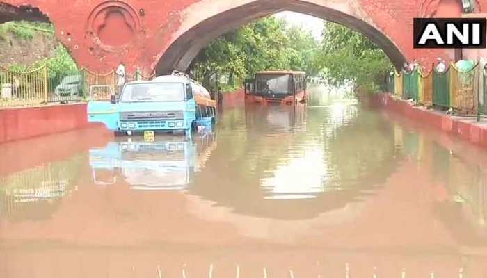 दिल्ली में रिंग रोड पर भर गया इतना पानी की फंस गई बस, ऐसे निकाले गए यात्री दिल्ली में रिंग रोड पर भर गया इतना पानी की फंस गई बस, ऐसे निकाले गए यात्री