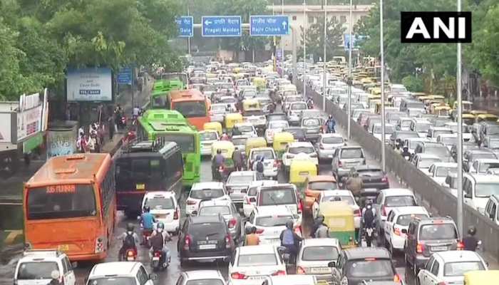 बारिश से दिल्ली हुई जाम, सड़कों पर भर गया पानी, लगा लंबा जाम... बारिश से दिल्ली हुई जाम, सड़कों पर भर गया पानी, लगा लंबा जाम...