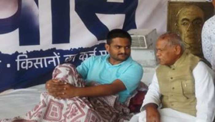 हार्दिक पटेल से मिलने पहुंचे जीतनराम मांझी, कहा- 'बनाएंगे राष्ट्रीय आंदोलन' हार्दिक पटेल से मिलने पहुंचे जीतनराम मांझी, कहा- 'बनाएंगे राष्ट्रीय आंदोलन'
