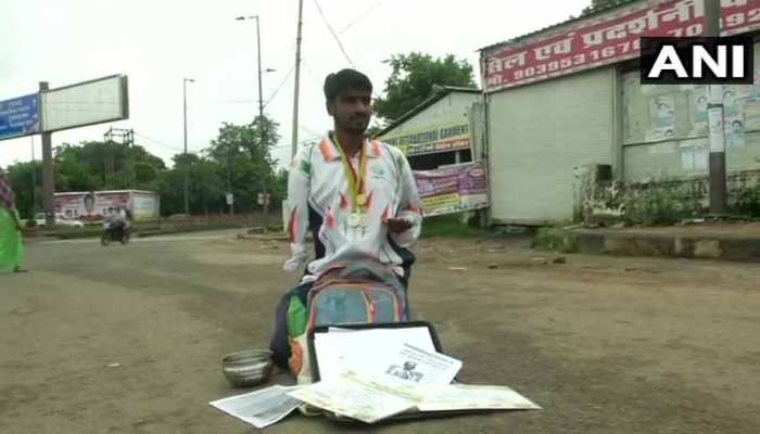 सड़क पर भीख मांगने को मजबूर हुआ यह पैरा-एथलीट, नहीं मिली सरकार से कोई मदद सड़क पर भीख मांगने को मजबूर हुआ यह पैरा-एथलीट, नहीं मिली सरकार से कोई मदद