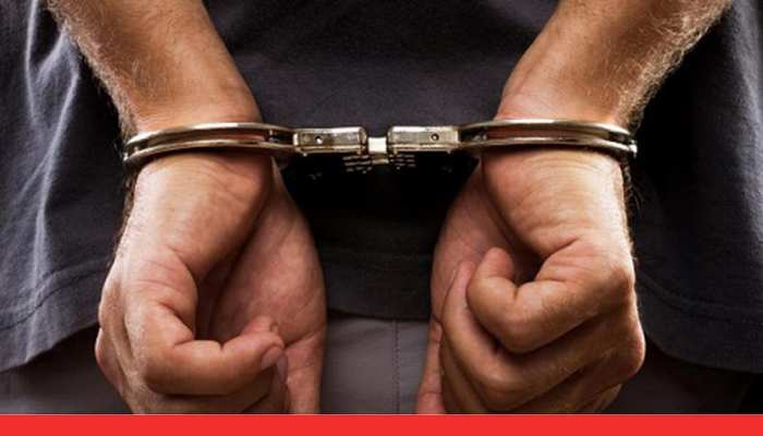 केरल: महिला से बलात्कार के आरोप में नौसेना अधिकारी गिरफ्तार केरल: महिला से बलात्कार के आरोप में नौसेना अधिकारी गिरफ्तार