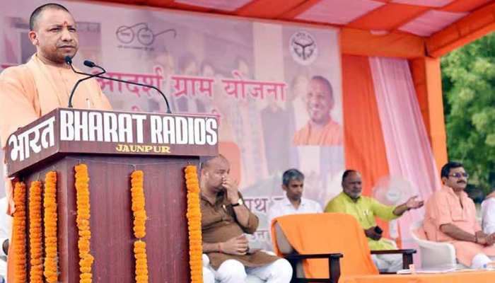 वाराणसी: पीएम मोदी के गोद लिए गांव 'डोमरी' में सीएम योगी ने लगाई चौपाल वाराणसी: पीएम मोदी के गोद लिए गांव 'डोमरी' में सीएम योगी ने लगाई चौपाल