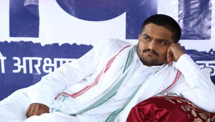 हार्दिक पटेल का अनशन 9वें दिन भी जारी, अपनी संपत्ति और आंखें दान करने की घोषणा हार्दिक पटेल का अनशन 9वें दिन भी जारी, अपनी संपत्ति और आंखें दान करने की घोषणा
