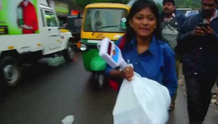 स्कूल यूनिफॉर्म में मछली बेचने पर पॉपुलर हुई हनान हामिद कार हादसे में घायल स्कूल यूनिफॉर्म में मछली बेचने पर पॉपुलर हुई हनान हामिद कार हादसे में घायल