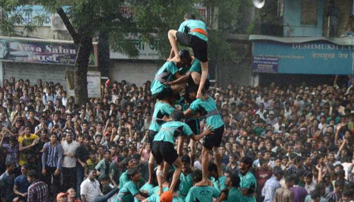 महाराष्ट्र : दही हांडी उत्सव में एक गोविंदा की मौत, 121 घायल महाराष्ट्र : दही हांडी उत्सव में एक गोविंदा की मौत, 121 घायल