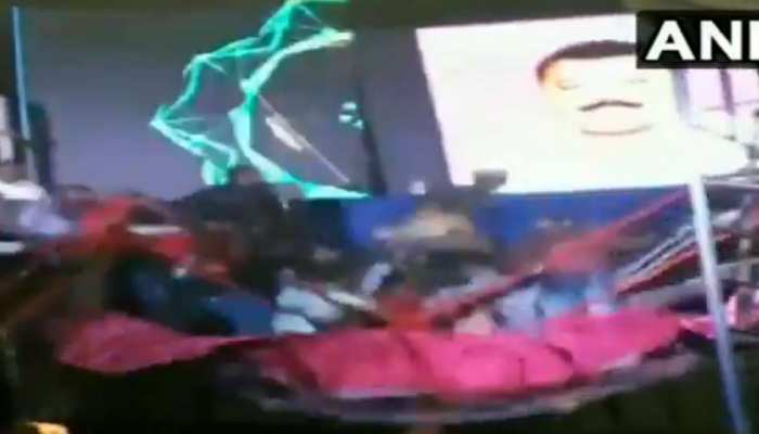 VIDEO: दही-हांडी का त्योहार मना रहे थे लोग, अचानक से धंस गया मंच VIDEO: दही-हांडी का त्योहार मना रहे थे लोग, अचानक से धंस गया मंच