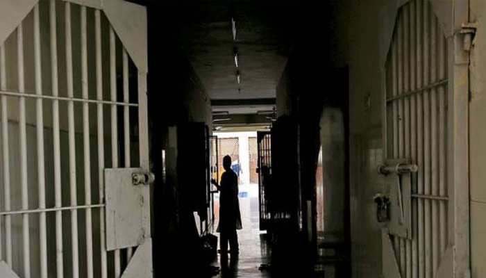 दिल्ली पुलिस को मिली जेल में 5 मर्डर और 200 लोगों के घायल होने की सूचना, मचा हड़कंप दिल्ली पुलिस को मिली जेल में 5 मर्डर और 200 लोगों के घायल होने की सूचना, मचा हड़कंप