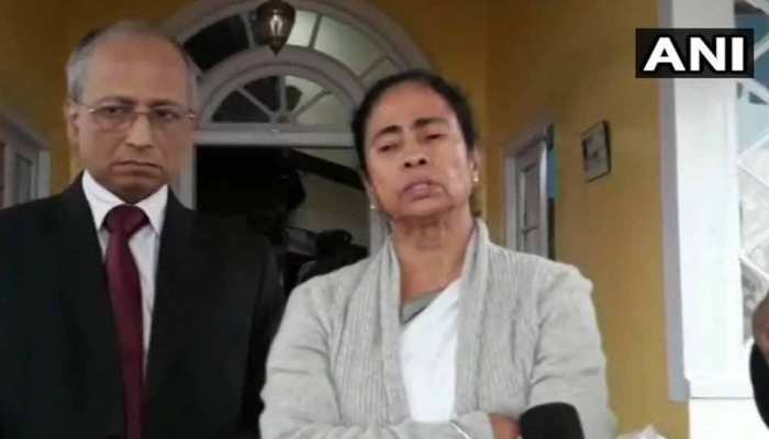 कोलकाता पुल हादसा: दार्जिलिंग में मौजूद CM ममता ने बताई मजबूरी, 'शाम को नहीं है फ्लाइट' कोलकाता पुल हादसा: दार्जिलिंग में मौजूद CM ममता ने बताई मजबूरी, 'शाम को नहीं है फ्लाइट'