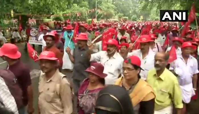 दिल्ली में लाखों किसान-मजदूर निकाल रहे रैली, नई और मध्य दिल्ली में लगा भीषण जाम दिल्ली में लाखों किसान-मजदूर निकाल रहे रैली, नई और मध्य दिल्ली में लगा भीषण जाम