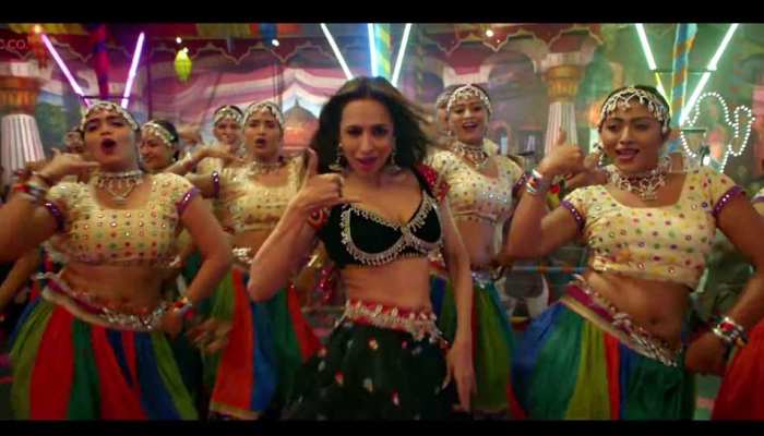 Video: मलाइका अरोड़ा की 'पटाखा' Entry, 'हैलो हैलो' कर यूं लगाए ठुमके Video: मलाइका अरोड़ा की 'पटाखा' Entry, 'हैलो हैलो' कर यूं लगाए ठुमके