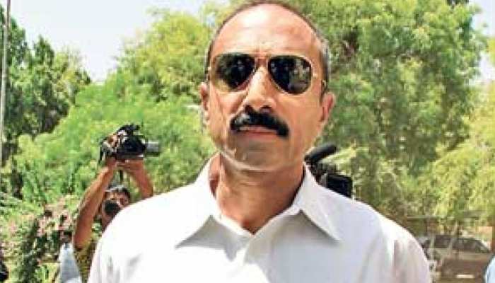गुजरात: 22 साल पुराने ड्रग प्लांटिंग मामले में पूर्व IPS अधिकारी संजीव भट्ट समेत आठ गिरफ्तार गुजरात: 22 साल पुराने ड्रग प्लांटिंग मामले में पूर्व IPS अधिकारी संजीव भट्ट समेत आठ गिरफ्तार
