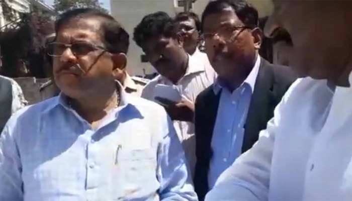 VIDEO : कर्नाटक के डिप्टी सीएम ने गनमैन से साफ कराई पैंट, सोशल मीडिया पर फूटा गुस्सा VIDEO : कर्नाटक के डिप्टी सीएम ने गनमैन से साफ कराई पैंट, सोशल मीडिया पर फूटा गुस्सा