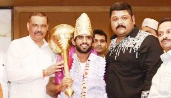'गोल्डन ब्वॉय' बजरंग के सिर सजा सोने का मुकुट, कीमत जानकर रह जाएंगे हैरान 'गोल्डन ब्वॉय' बजरंग के सिर सजा सोने का मुकुट, कीमत जानकर रह जाएंगे हैरान