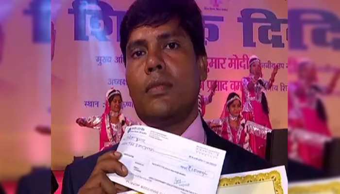 बिहारः राजकीय सम्मान प्राप्त नियोजित शिक्षक ने पुरस्कार का पैसा केरल बाढ़ पीड़ितों को दिया दान बिहारः राजकीय सम्मान प्राप्त नियोजित शिक्षक ने पुरस्कार का पैसा केरल बाढ़ पीड़ितों को दिया दान