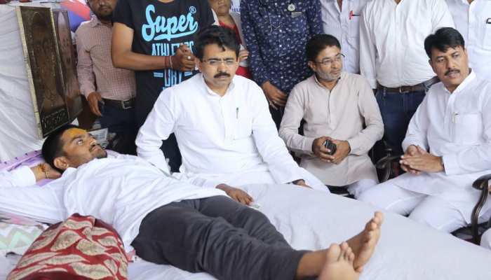 हार्दिक का अनशन 12 वें दिन भी जारी, कांग्रेस ने मांगा सीएम रूपाणी से मिलने का समय हार्दिक का अनशन 12 वें दिन भी जारी, कांग्रेस ने मांगा सीएम रूपाणी से मिलने का समय