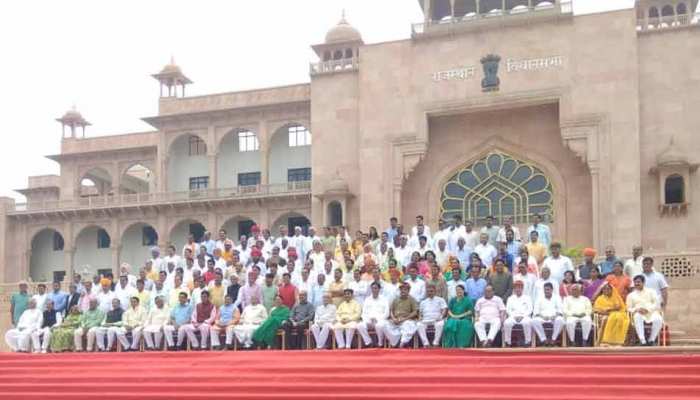 राजस्थान की 14वीं विधानसभा का आखिरी सत्र, PHOTO सेशन राजस्थान की 14वीं विधानसभा का आखिरी सत्र, PHOTO सेशन