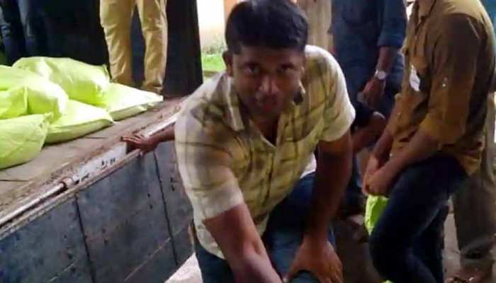 VIDEO: एक ऐसा IAS जो पहचान छुपाकर कर रहा था ऐसा काम, जानने पर आप भी करेंगे सैल्यूट VIDEO: एक ऐसा IAS जो पहचान छुपाकर कर रहा था ऐसा काम, जानने पर आप भी करेंगे सैल्यूट