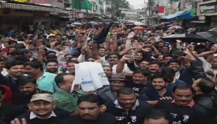मप्र: भारत बंद रैली में भाजपा नेताओं के विरोध में दिखाए काले झंडे, 35 जिलों में हाई अलर्ट मप्र: भारत बंद रैली में भाजपा नेताओं के विरोध में दिखाए काले झंडे, 35 जिलों में हाई अलर्ट