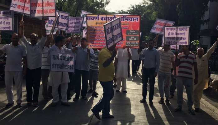 SC/ST ACT : सवर्णों का भारत बंद आज, मध्यप्रदेश समेत देश के इन शहरों में दिख रहा सबसे ज्यादा असर SC/ST ACT : सवर्णों का भारत बंद आज, मध्यप्रदेश समेत देश के इन शहरों में दिख रहा सबसे ज्यादा असर