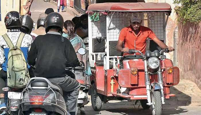 सड़क पर 'बेधड़क' दौड़ेंगे ई-रिक्शा, सरकार ने कमर्शियल वाहनों के लिए दी बड़ी सहूलियत सड़क पर 'बेधड़क' दौड़ेंगे ई-रिक्शा, सरकार ने कमर्शियल वाहनों के लिए दी बड़ी सहूलियत