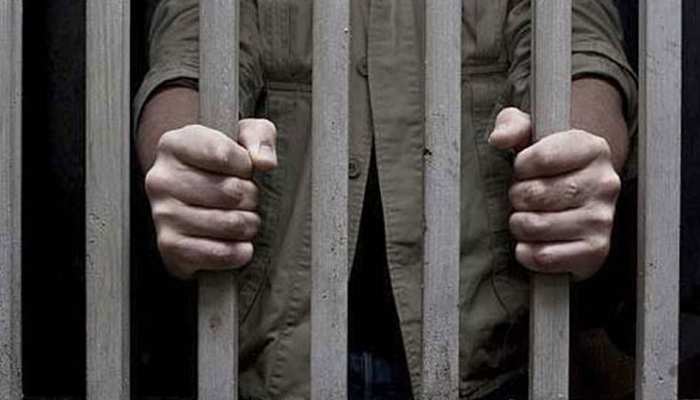 सिंगापुर: पुलिस को फर्जी फोन कॉल करने पर भारतीय मूल के व्यक्ति को 3 साल की सजा सिंगापुर: पुलिस को फर्जी फोन कॉल करने पर भारतीय मूल के व्यक्ति को 3 साल की सजा