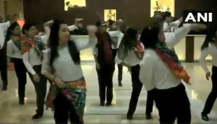 VIDEO : समलैंगिकता पर कोर्ट के फैसले से इस होटल का स्टाफ हुआ खुश, जमकर किया डांस VIDEO : समलैंगिकता पर कोर्ट के फैसले से इस होटल का स्टाफ हुआ खुश, जमकर किया डांस