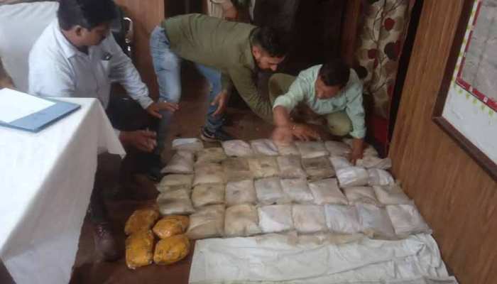 अफगानिस्तान से भारत आई 240 करोड़ की हेरोइन जब्त, चार गिरफ्तार अफगानिस्तान से भारत आई 240 करोड़ की हेरोइन जब्त, चार गिरफ्तार