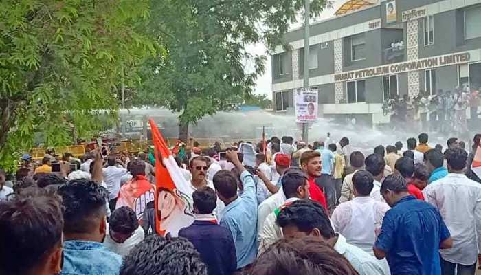 राफेल डील के मुद्दे को लेकर यूथ कांग्रेस उतरी सड़क पर, लाठीचार्ज में 4 घायल राफेल डील के मुद्दे को लेकर यूथ कांग्रेस उतरी सड़क पर, लाठीचार्ज में 4 घायल