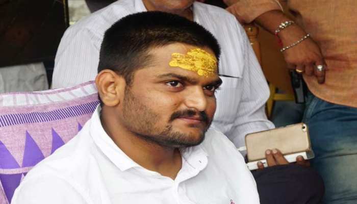 हार्दिक पटेल के समर्थन में कांग्रेस, 24 घंटे के उपवास पर बैठने की दी धमकी हार्दिक पटेल के समर्थन में कांग्रेस, 24 घंटे के उपवास पर बैठने की दी धमकी