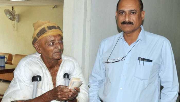 गुजरात: अपने आप में अनोखा है यह भिखारी, दान में मिले पैसों से करता है गरीब बच्चों की मदद गुजरात: अपने आप में अनोखा है यह भिखारी, दान में मिले पैसों से करता है गरीब बच्चों की मदद
