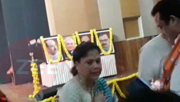 मंच पर राजमाता सिंधिया की तस्वीर न देख भड़कीं यशोधरा, मीटिंग छोड़ वापस लौटीं मंच पर राजमाता सिंधिया की तस्वीर न देख भड़कीं यशोधरा, मीटिंग छोड़ वापस लौटीं