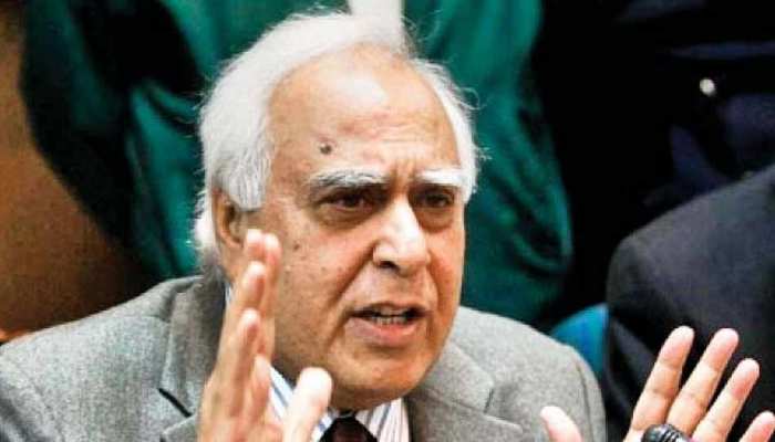 कपिल सिब्बल का पीएम मोदी पर हमला, बोले- 'दूसरे देश में होते तो देना पड़ता इस्तीफा' कपिल सिब्बल का पीएम मोदी पर हमला, बोले- 'दूसरे देश में होते तो देना पड़ता इस्तीफा'