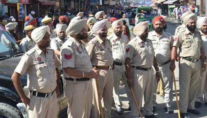 पंजाब के तरनतारन में नामांकन दाखिल करते समय गोलीबारी, कई पुलिसकर्मी घायल पंजाब के तरनतारन में नामांकन दाखिल करते समय गोलीबारी, कई पुलिसकर्मी घायल